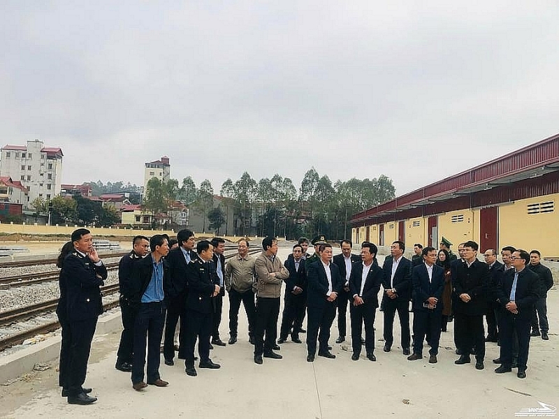 Leaders of Lang Son Provincial People's Committee and a working group of Vietnam Railway Corporation conducted a field survey at Dong Dang station.