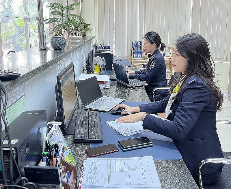 Customs officers of Thanh Hoa Customs Department perform professional tasks. 
