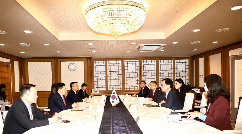 The delegation of the Ministry of Finance led by Minister Ho Duc Phoc had a working session with the RoK’s Deputy Prime Minister and Minister of Economy and Finance Choi Sang Mok.