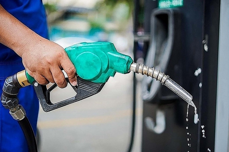 Consider to temporarily suspend business operations and revoke licenses and certificates of eligibility for petroleum trading for petroleum retail stores and businesses that do not comply with regulations. Photo: ST