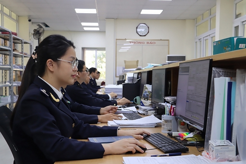 Online customs procedures help minimize face-to-face contact at Customs office for businesses. In the photo: Customs officers of Hai Duong Customs Branch at work (Hai Phong Customs Department). Photo: T.Binh