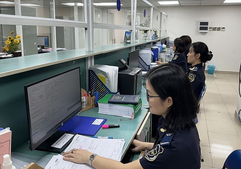 Customs officers perform professional activities at Processing Customs Branch - HCM City Customs Department. Photo: T.H