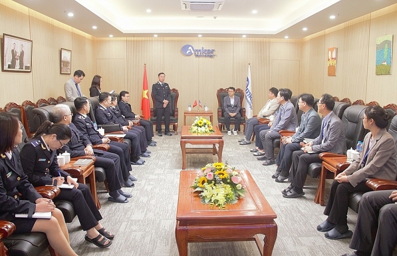 The working group of Bac Ninh Customs Department worked with leaders of Amkor Technology Vietnam Company in March 2024. Photo: Thái Bình