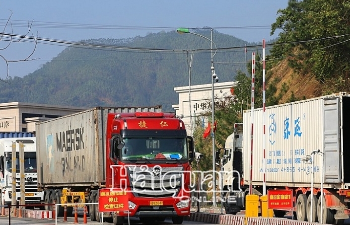 Imported goods increased, customs clearance was slow at Huu Nghi international border gate