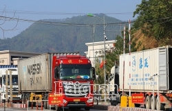 imported goods increased customs clearance was slow at huu nghi international border gate
