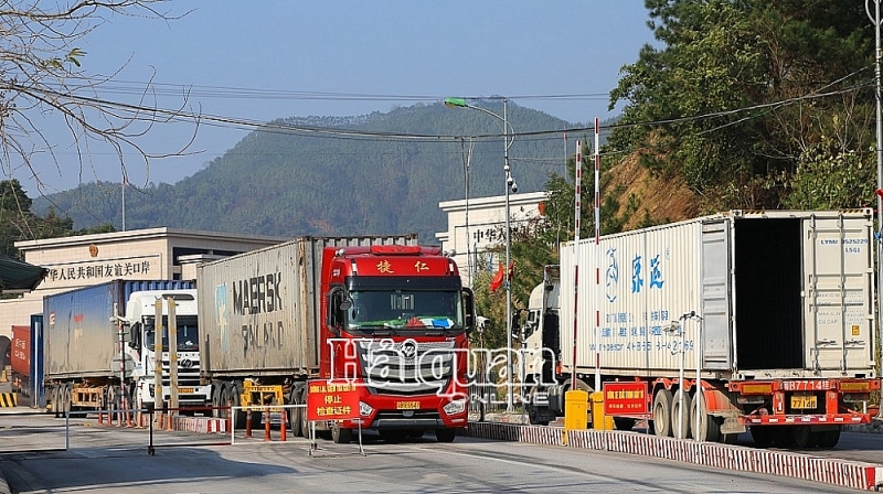 The number of vehicles and goods imported from China to Vietnam through Huu Nghi international border gate increased. Photo: H.Nu