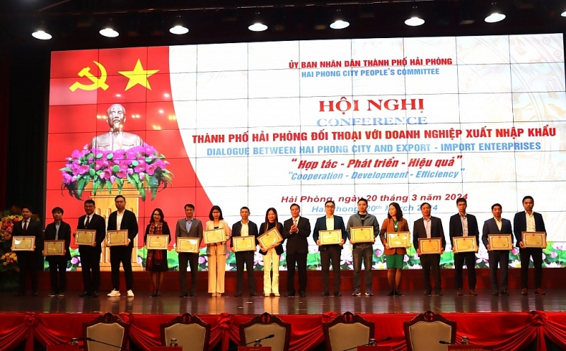 Chairman of Hai Phong City People's Committee Nguyen Van Tung awarded certificate of merit to representatives of import and export enterprise. Photo: T.Bình