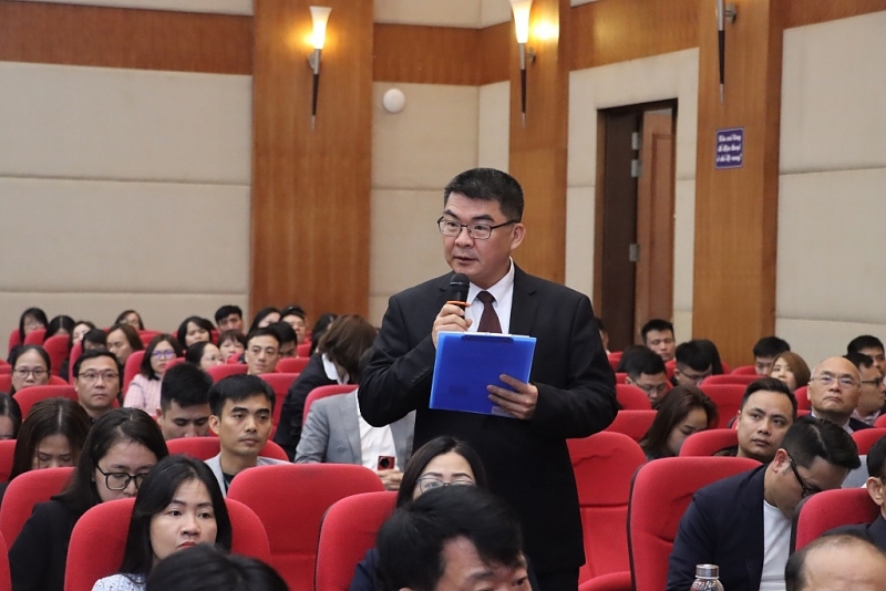 Representative of enterprise spoke at the dialouge. Photo: T.Bình