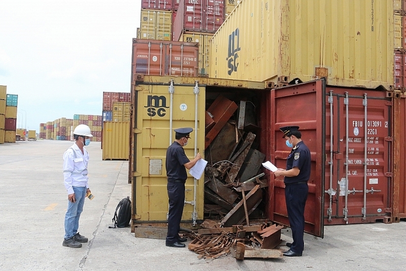 Officials at Cai Mep Port Border Gate Customs Branch inspect imported scrap goods. Photo: N.H