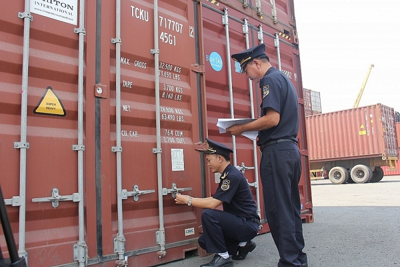 Customs officers supervise import and export goods at Dong Nai port. Photo: N.H