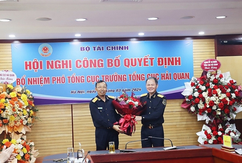 On behalf of the leaders of the General Department of Vietnam Customs, Director General Nguyen Van Can presented flowers to congratulate Deputy Director General Dinh Ngoc Thang. Photo: Ngọc Linh