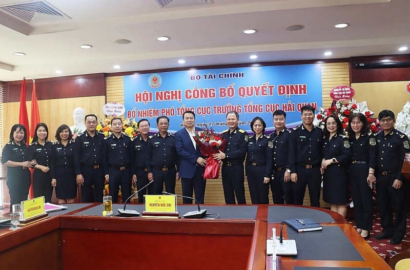 Deputy Minister Nguyen Duc Chi and representatives of General Department of Vietnam Customs’ leaderships congratulated new Deputy Director General. Photo: Ngọc Linh 