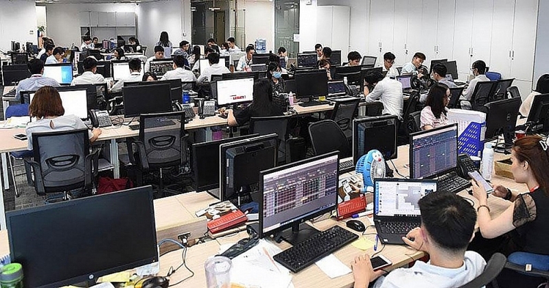 Stock market supervision units coordinate with the Stock Exchange and related units to strengthen transaction and compliance supervision on the stock market. Photo: ST