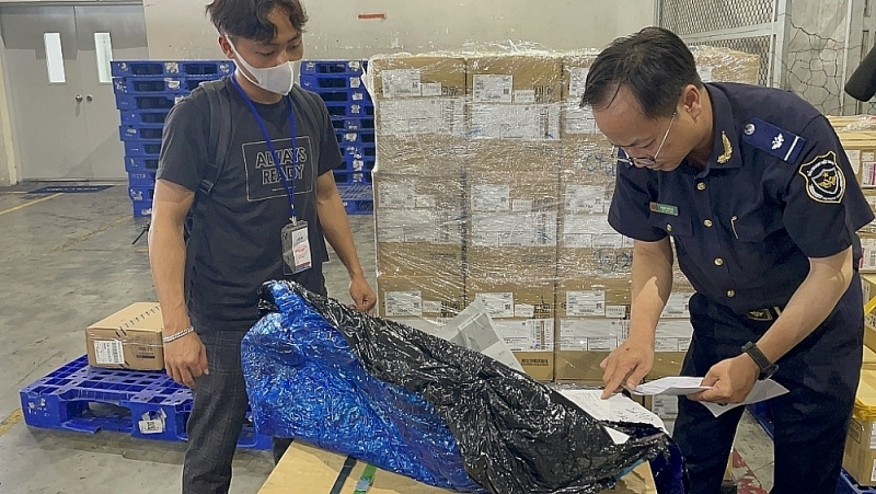 Customs officers of Noi Bai International Airport Customs Branch inspected imported and exported goods. Photo: N.Linh