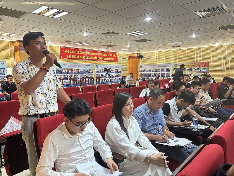 Business representatives raised problems at the conference. Photo: Thu Hoa