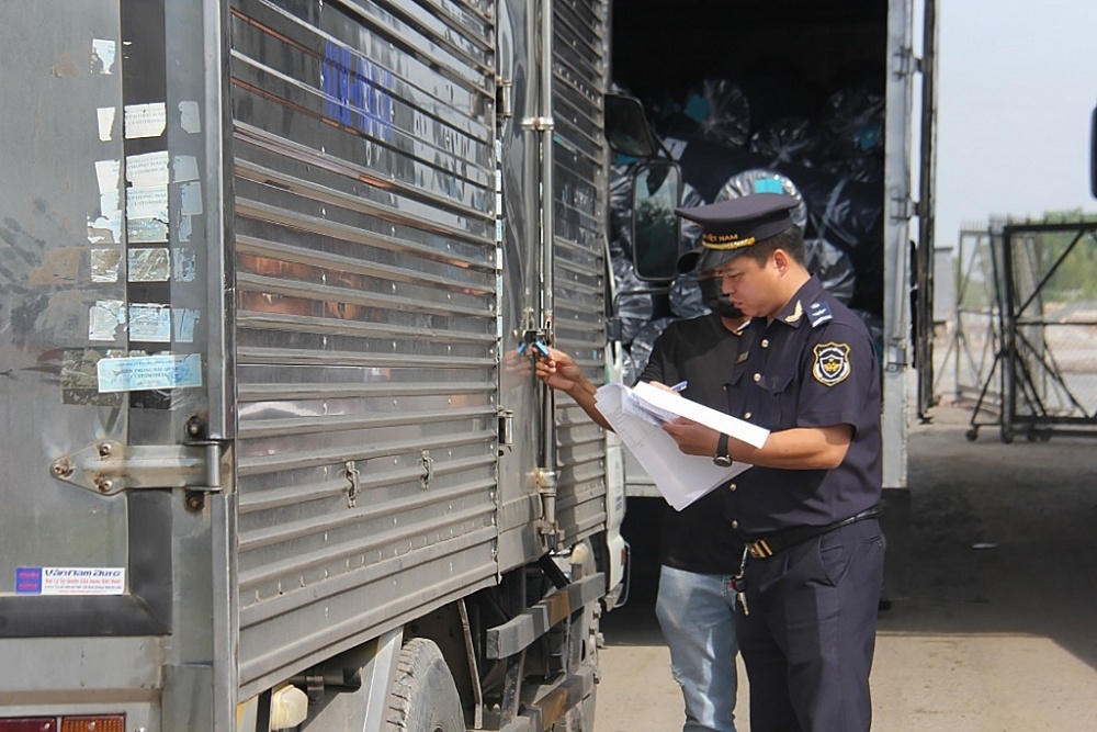 Tighten smuggling through Moc Bai international border gate