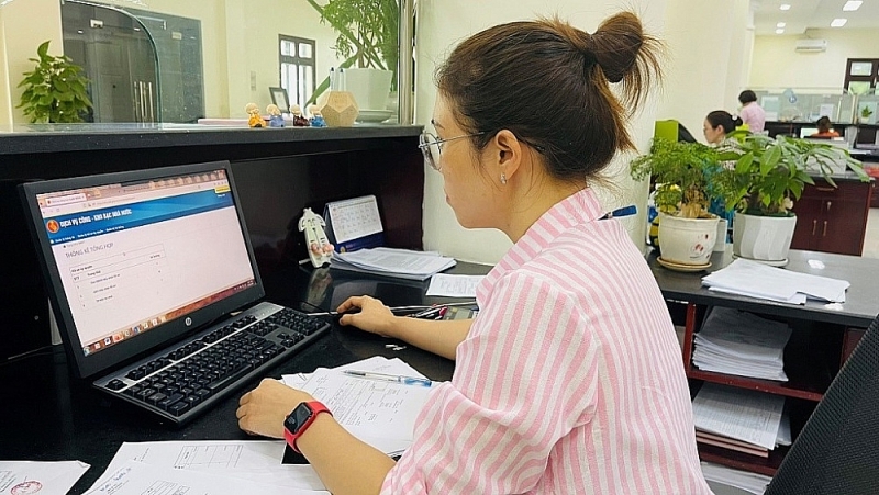Tellers perform operations on the State Treasury's online public service portal. Illustration photo: Ninh Thuan State Treasury