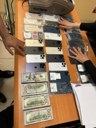 Cam Ranh International Airport Customs Branch arrests two female passengers transporting smuggled iPhones