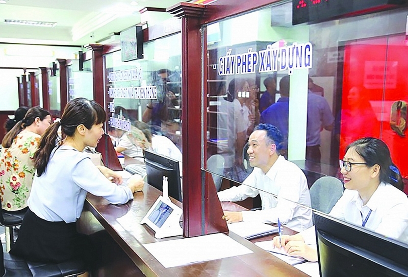 Civil servants and public employees handle administrative procedures for citizens at the one-stop department in Ngo Quyen district, Hai Phong city. Illustration photo: nhandan.vn
