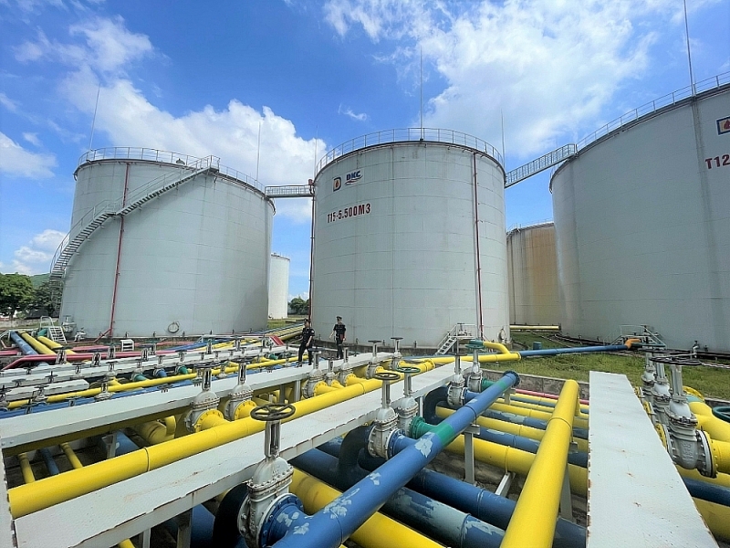 Nghe An Customs supervises imported petroleum warehouses. Photo: H. Nu