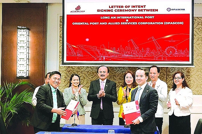 Representatives of Long An International Port and Opascor (Philippines) signed a Memorandum of Understanding.