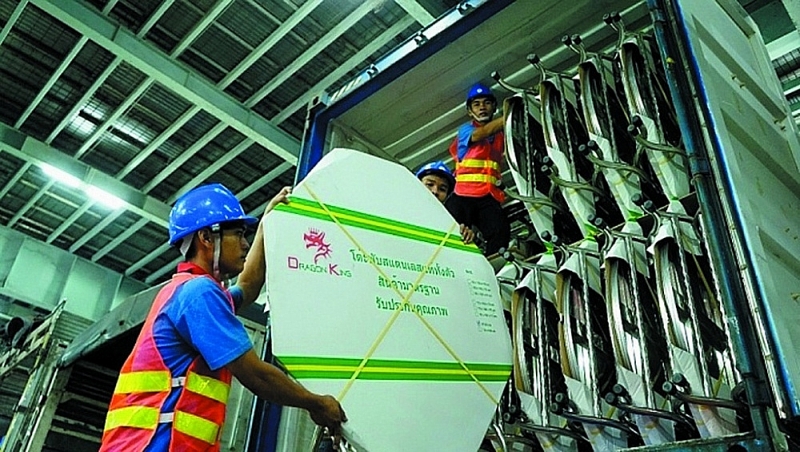 Workers at Qui Phuc Company packaging products into containers for export. Photo: Internet