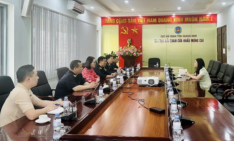 Leaders of Mong Cai Border Gate Customs Branch worked with Vietnam Machinery Investment and Development Joint Stock Company in March 2024.