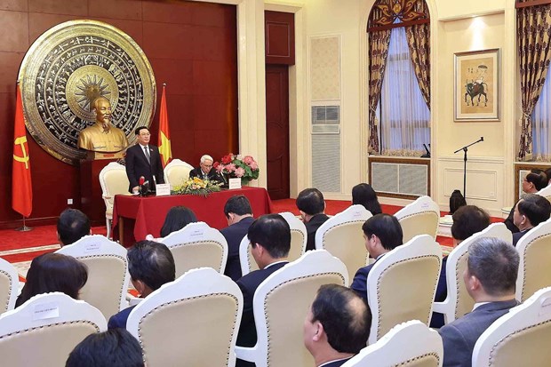 NA Chairman meets Vietnamese community in China hinh anh 2