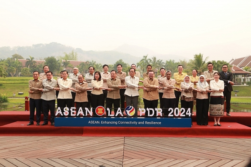 Delegation leaders took photos on the sidelines of the 28th ASEAN finance ministers' meeting. Photo: Duc Minh