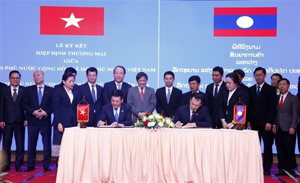 Vietnam, Laos sign new trade agreement hinh anh 1
