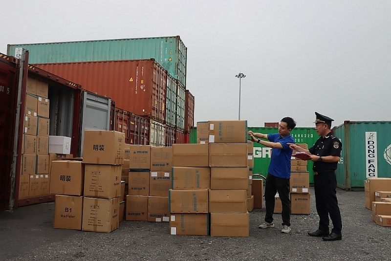Officials of Hai Phong Port Area 3 Customs Branch (Hai Phong Customs Department) inspect import and export goods. Photo: T.Binh