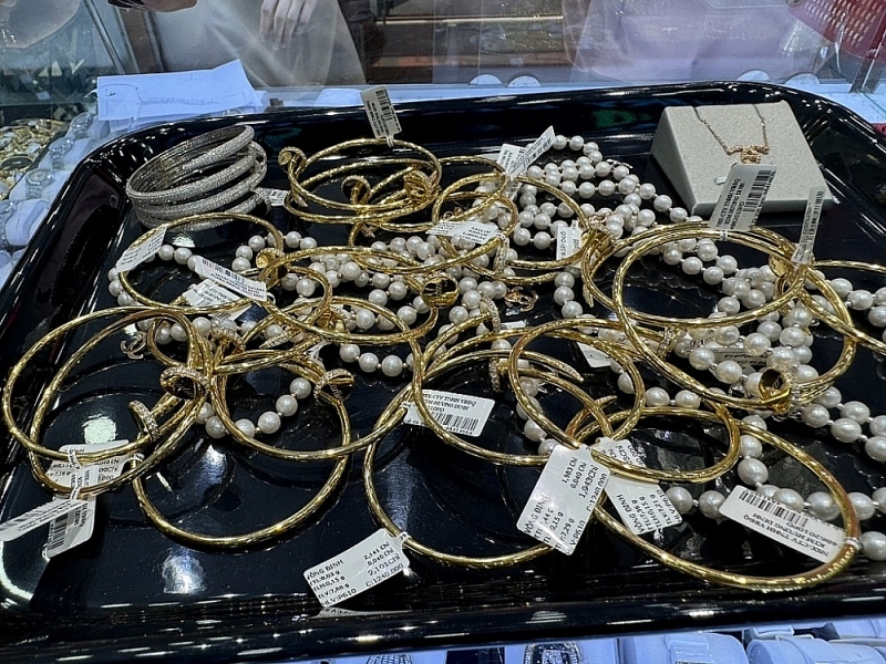 Many gold products showed signs of counterfeiting famous brand. Photo: ST