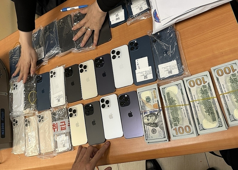 The amount of foreign currency and smuggled mobile phones is estimated to be worth more than VND 6 billion. Photo: ST
