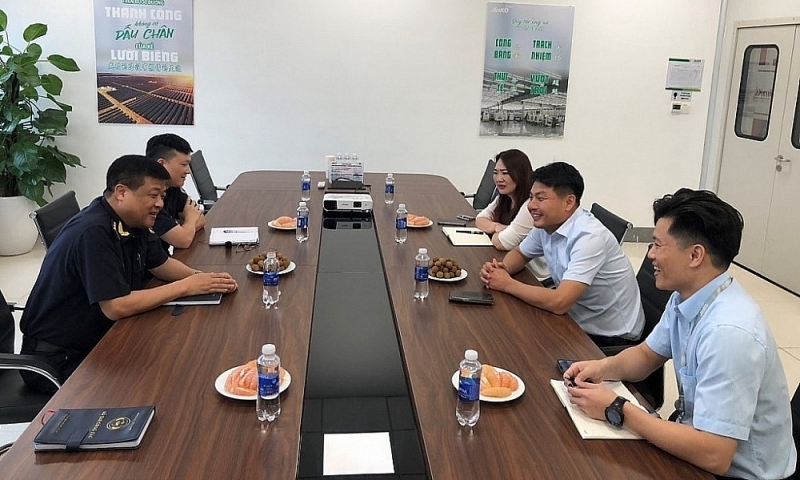 Leaders of Hon Gai Port Border Gate Customs Branch (Quang Ninh Customs Department) meet businesses. Photo provided by Quang Ninh Customs.