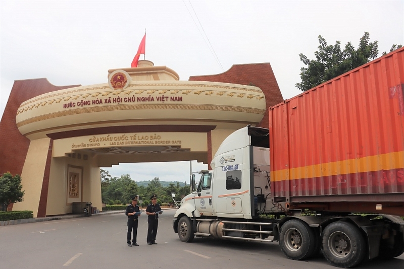 Quang Tri customs officers supervised import and export activities through Lao Bao International Border Gate. Photo: Thái Bình