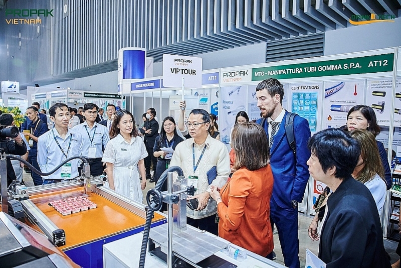 Visitors visit the exhibition booth on handling, processing and packaging technology in Vietnam - ProPak Vietnam 2024. Photo: CTV