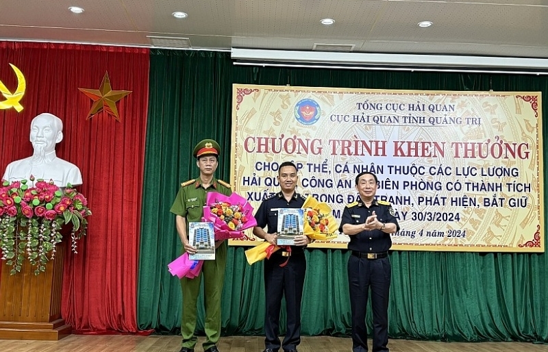 Praising competent authorities for seizure 100 kg of meth in Quang Tri