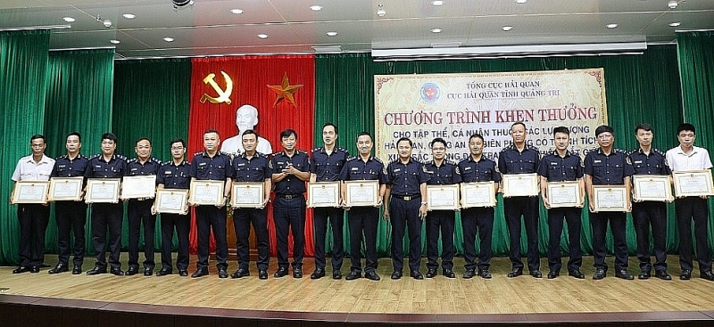 The leader of Quang Tri Customs Department awards Certificates of Merit to 1 collective and 17 individuals.