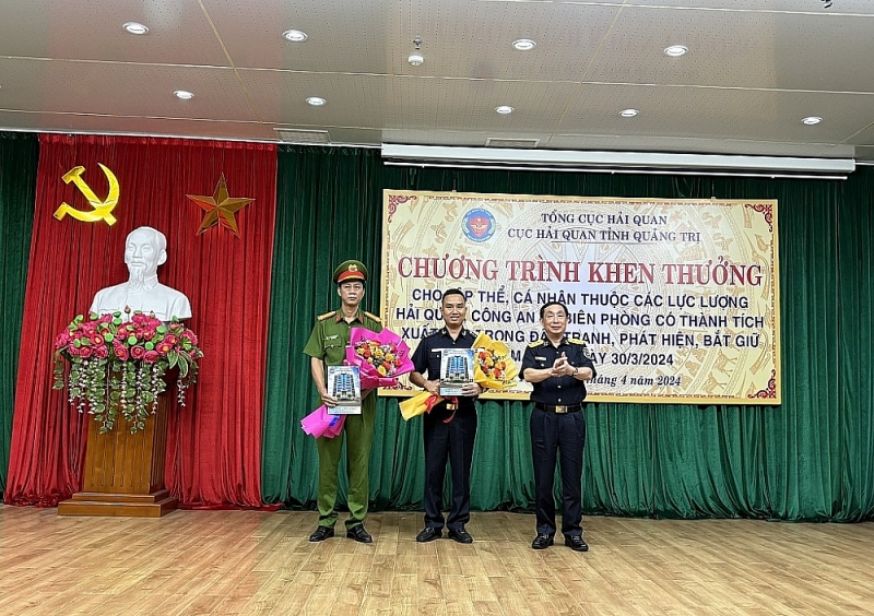 Deputy Director General of the General Department of Customs Hoang Viet Cuong presents flowers to congratulate and reward the forces.