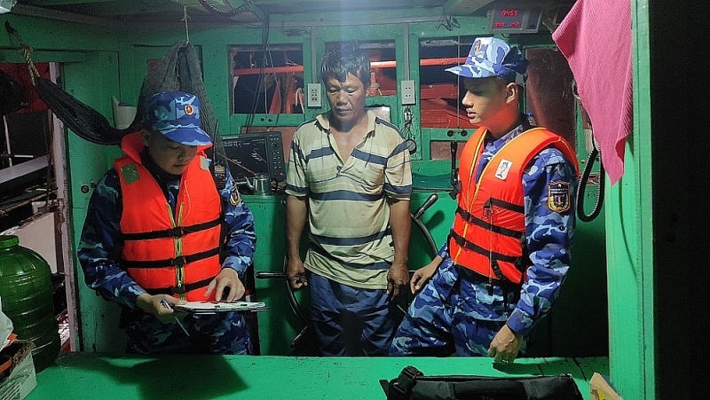 Coast Guard Region 4 Force checked the violating ship's documents. Photo provided by Coast Guard