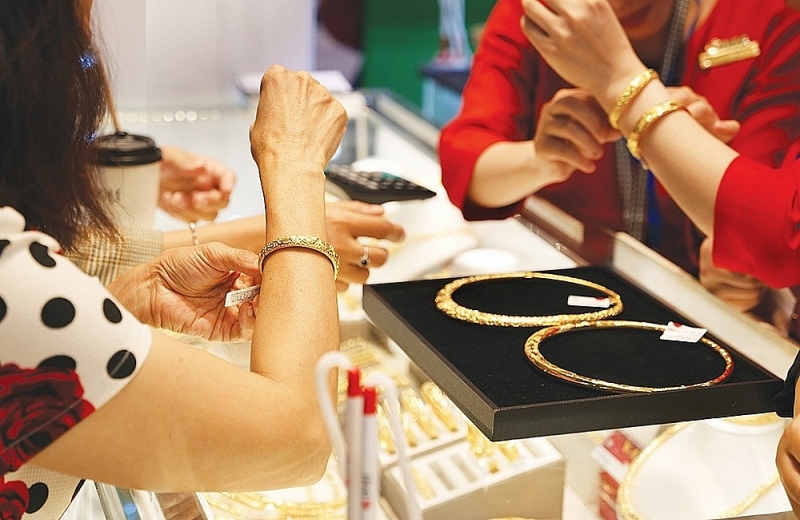 The State Bank requests ministries and branches to coordinate in implementing tasks and solutions to stabilize and manage the gold market. Photo: ST