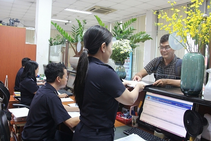 Customs officers of Saigon port area 1 carry out import procedures for businesses. Photo: T.H