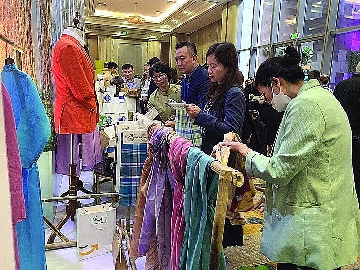 Fabric and yarn made from green hemp - one of the sustainable materials that Vietnam's textile and garment industry is focusing on developing. Photo: N.H
