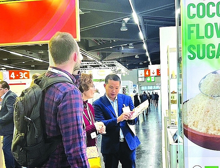 Mr. Pham Dinh Ngai, CEO of Tra Vinh Farm (right) introduced products from Sokfarm coconut nectar to international customers at the Biofach 2024 fair.