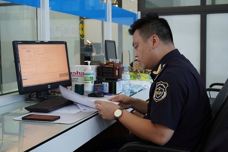 Huu Nghi Customs officer reviewed business's dossier. Photo: H.Nụ
