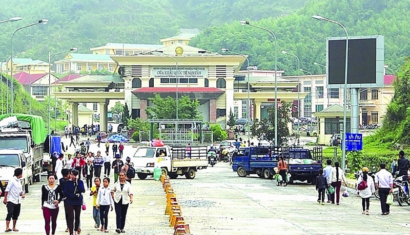 Goods trading activities at Nam Can international border gate. Photo: H.Nu