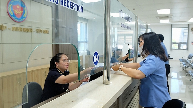 Professional activities at Da Nang International Airport Customs Sub-department. Photo: N.Linh