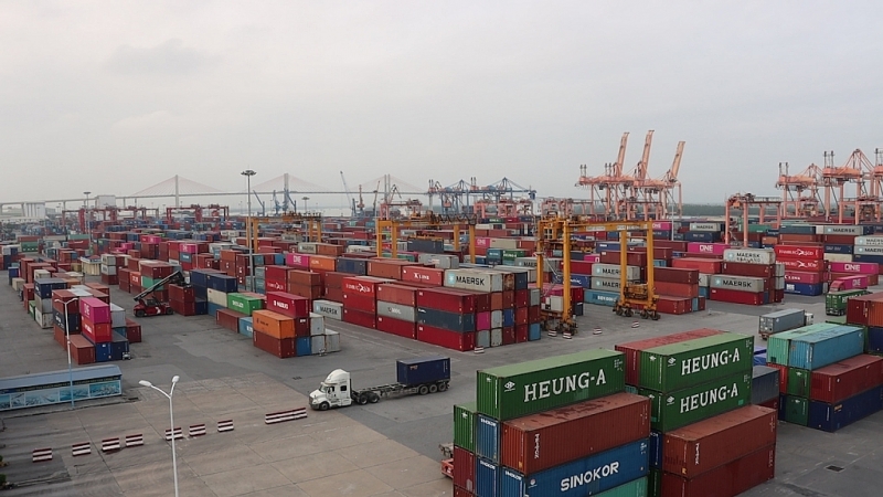 Imports and exports took place at Tan Vu port (Hai Phong province). Photo: Thái Bình
