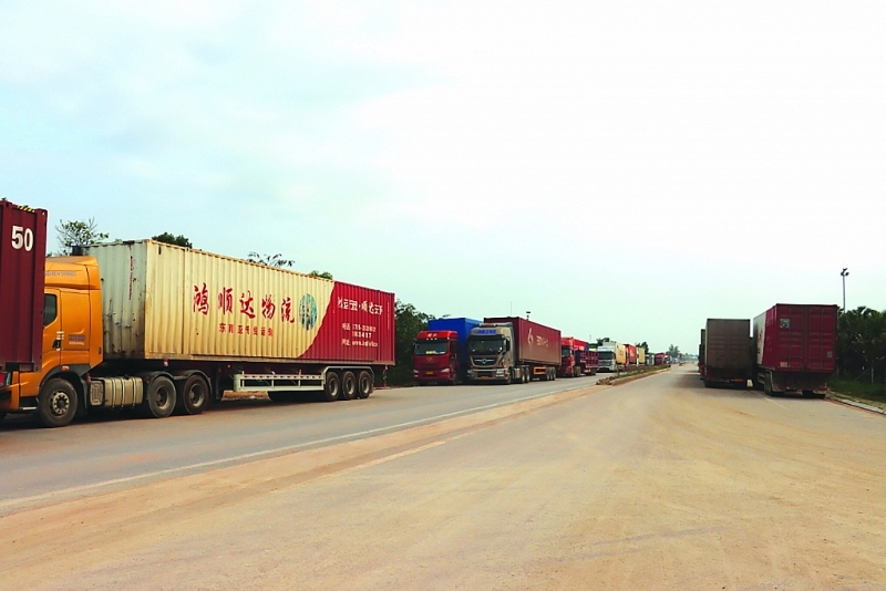 Chinese trucks transport goods exported to Vietnam (through Mong Cai City, Quang Ninh). Photo: T.Bình.