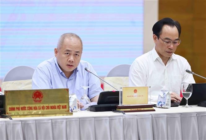 Deputy Minister of Planning and Investment Do Thanh Trung (left) speaks at the Government’s regular press conference on May 4. (Photo: VNA)